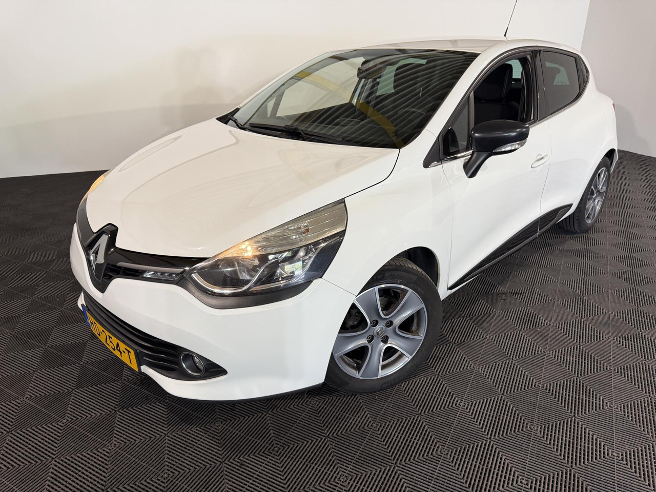 Renault Clio 0.9 TCe ECO Night&Day | 2015 | 170.065 km | HD-254 T - Hatchback: fotoğraf 1 Renault Clio 0.9 TCe ECO Night&Day | 2015 | 170.065 km | HD-254 T - Hatchback: fotoğraf 1