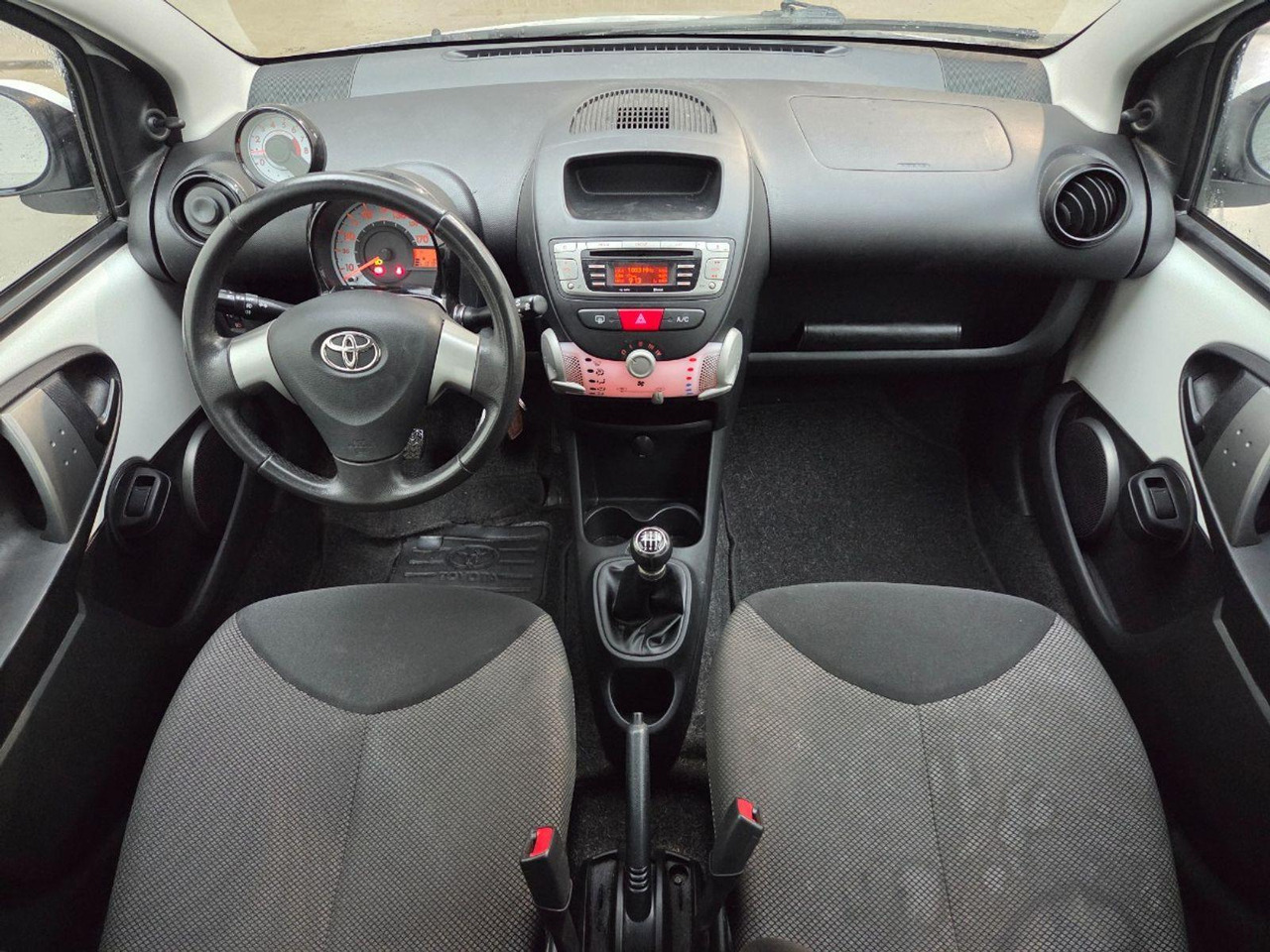 Toyota Aygo 1.0 VVT - i Now | 2014 | 131.940 km | TP714L | NAP: Geen oordeel - Hatchback: fotoğraf 5 Toyota Aygo 1.0 VVT - i Now | 2014 | 131.940 km | TP714L | NAP: Geen oordeel - Hatchback: fotoğraf 5