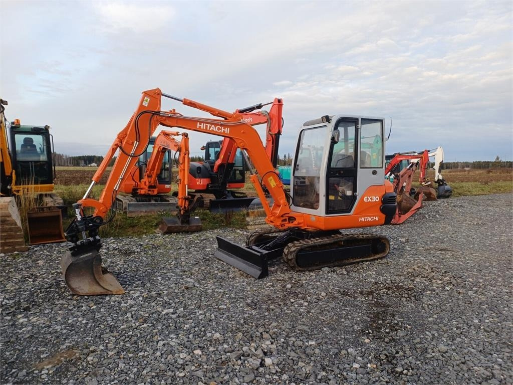 Hitachi EX30 Kallistuvalla liittimellä - Mini ekskavatör: fotoğraf 1 Hitachi EX30 Kallistuvalla liittimellä - Mini ekskavatör: fotoğraf 1