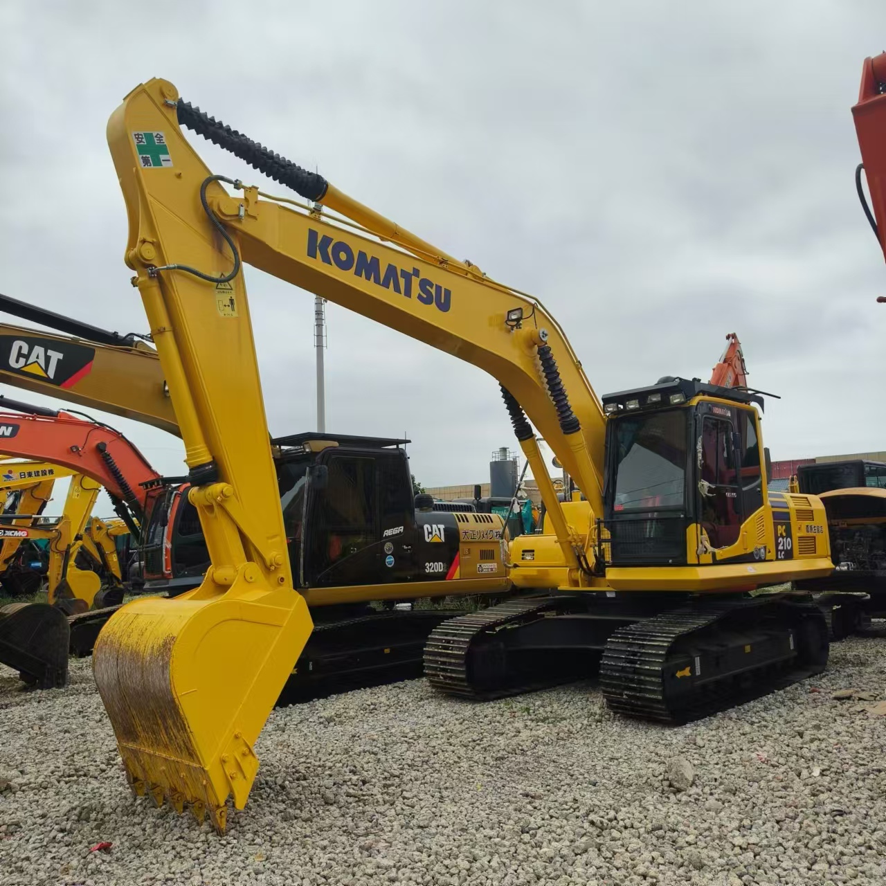 KOMATSU PC210 - Paletli ekskavatör: fotoğraf 1 KOMATSU PC210 - Paletli ekskavatör: fotoğraf 1
