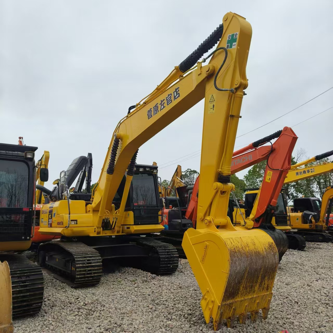 KOMATSU PC210 - Paletli ekskavatör: fotoğraf 2 KOMATSU PC210 - Paletli ekskavatör: fotoğraf 2