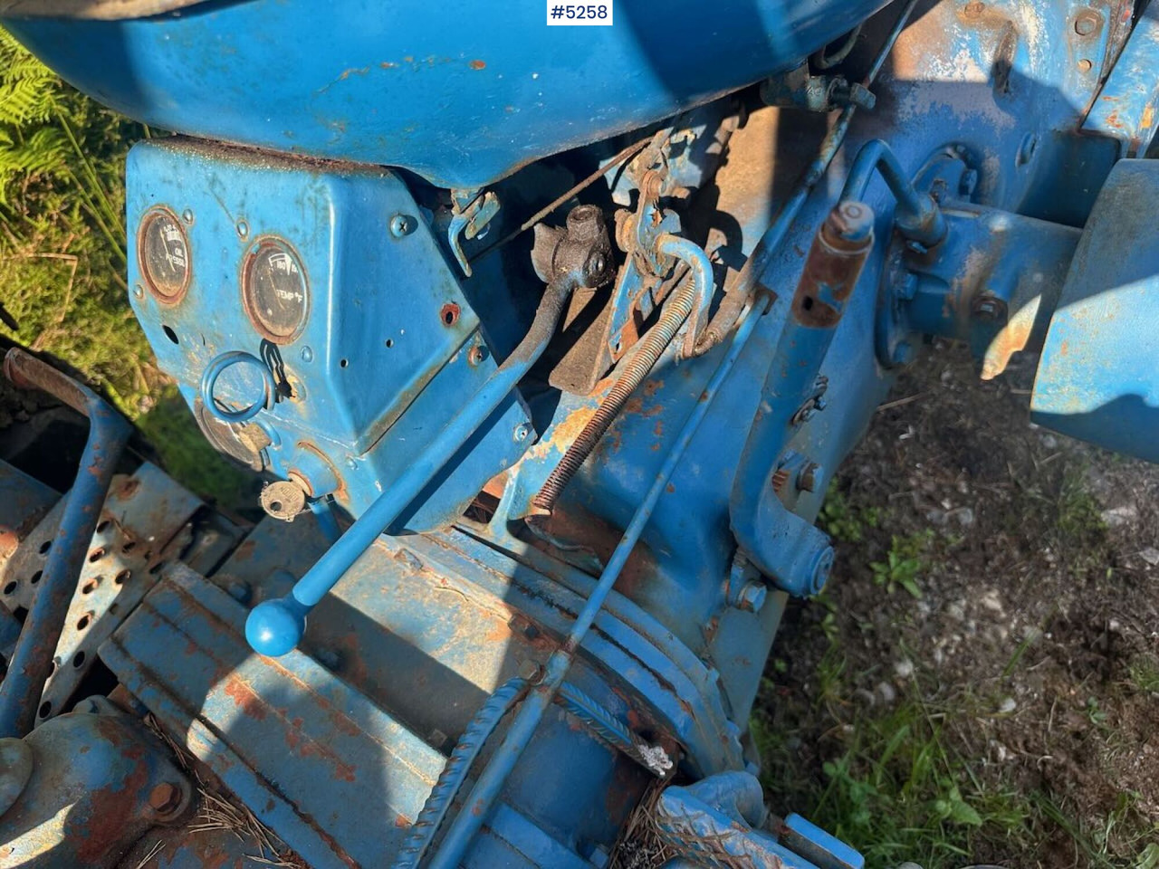1963 Fordson Major 4x4 with splitter gearbox, Ako winch, and tire chains. SEE VIDEO. finansal kiralama 1963 Fordson Major 4x4 with splitter gearbox, Ako winch, and tire chains. SEE VIDEO.: fotoğraf 23
