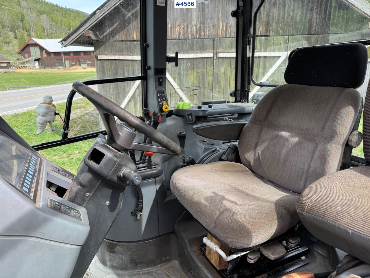1998 New Holland TS 100 w/front loader and some equipment - Traktör: fotoğraf 5 1998 New Holland TS 100 w/front loader and some equipment - Traktör: fotoğraf 5