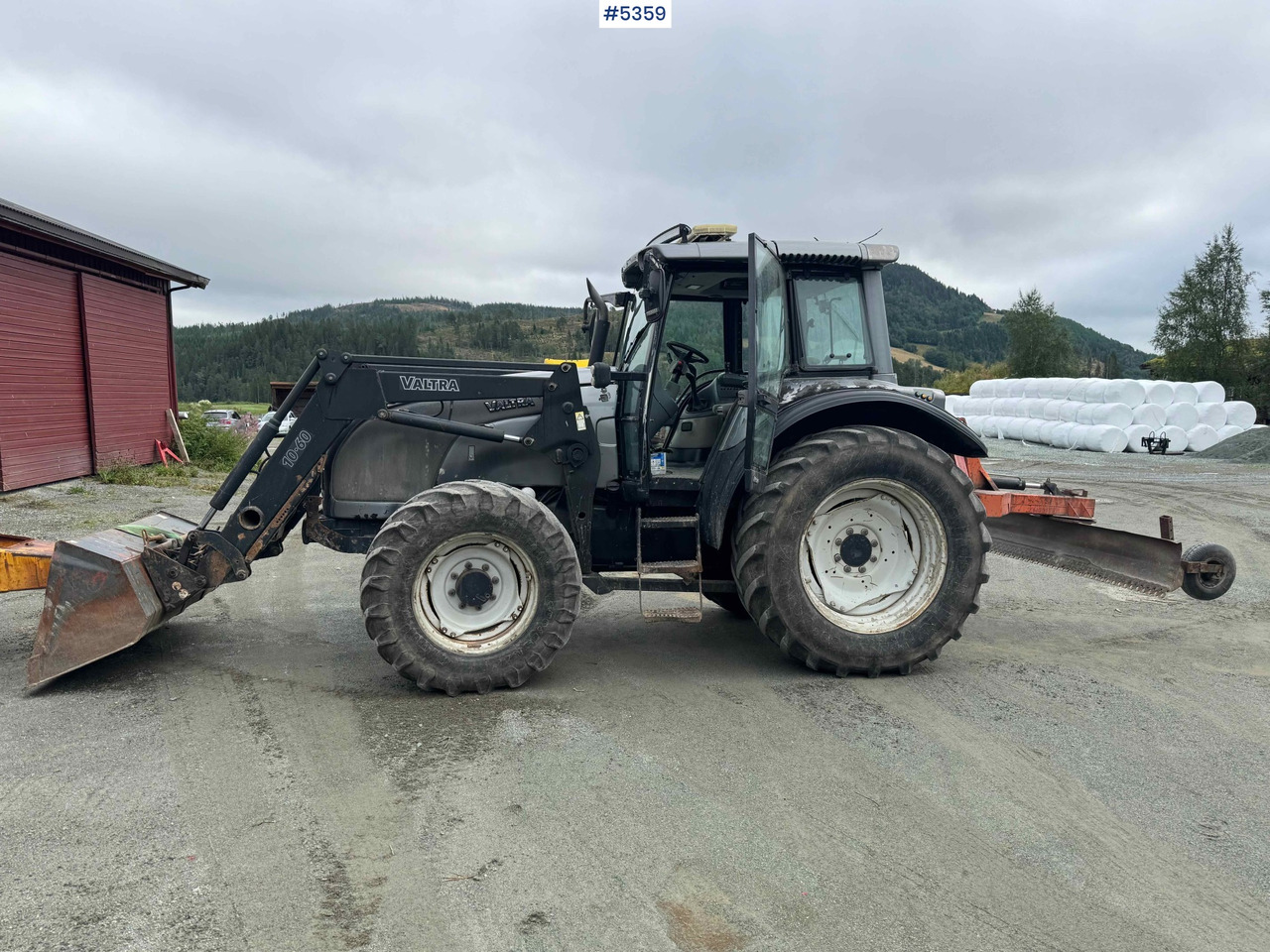 2004 Valtra M120-4 w/ loader and bucket - Traktör: fotoğraf 2 2004 Valtra M120-4 w/ loader and bucket - Traktör: fotoğraf 2