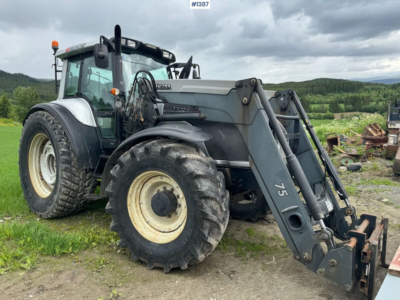 2007 Valtra T190 4x4 Tractor w/ bucket - Traktör: fotoğraf 1 2007 Valtra T190 4x4 Tractor w/ bucket - Traktör: fotoğraf 1