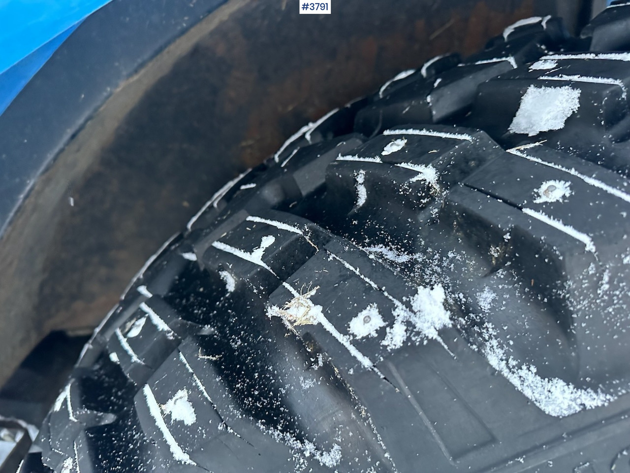 2010 New Holland T6040 4x4 plow rigged tractor w/ Trima +3.0p front loader, brand new chains, snow bucket and Westbjørn snow blower. WATCH VIDEO. finansal kiralama 2010 New Holland T6040 4x4 plow rigged tractor w/ Trima +3.0p front loader, brand new chains, snow bucket and Westbjørn snow blower. WATCH VIDEO.: fotoğraf 11