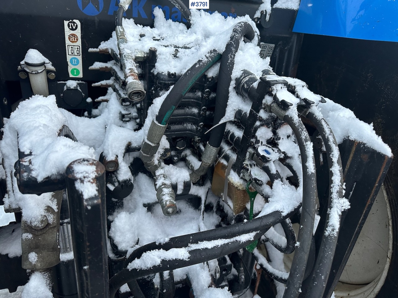 2010 New Holland T6040 4x4 plow rigged tractor w/ Trima +3.0p front loader, brand new chains, snow bucket and Westbjørn snow blower. WATCH VIDEO. finansal kiralama 2010 New Holland T6040 4x4 plow rigged tractor w/ Trima +3.0p front loader, brand new chains, snow bucket and Westbjørn snow blower. WATCH VIDEO.: fotoğraf 13