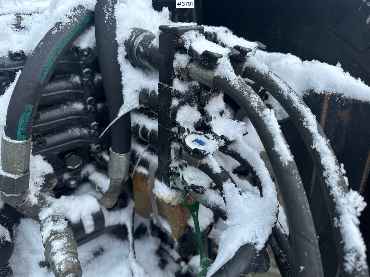 2010 New Holland T6040 4x4 plow rigged tractor w/ Trima +3.0p front loader, brand new chains, snow bucket and Westbjørn snow blower. WATCH VIDEO. finansal kiralama 2010 New Holland T6040 4x4 plow rigged tractor w/ Trima +3.0p front loader, brand new chains, snow bucket and Westbjørn snow blower. WATCH VIDEO.: fotoğraf 14