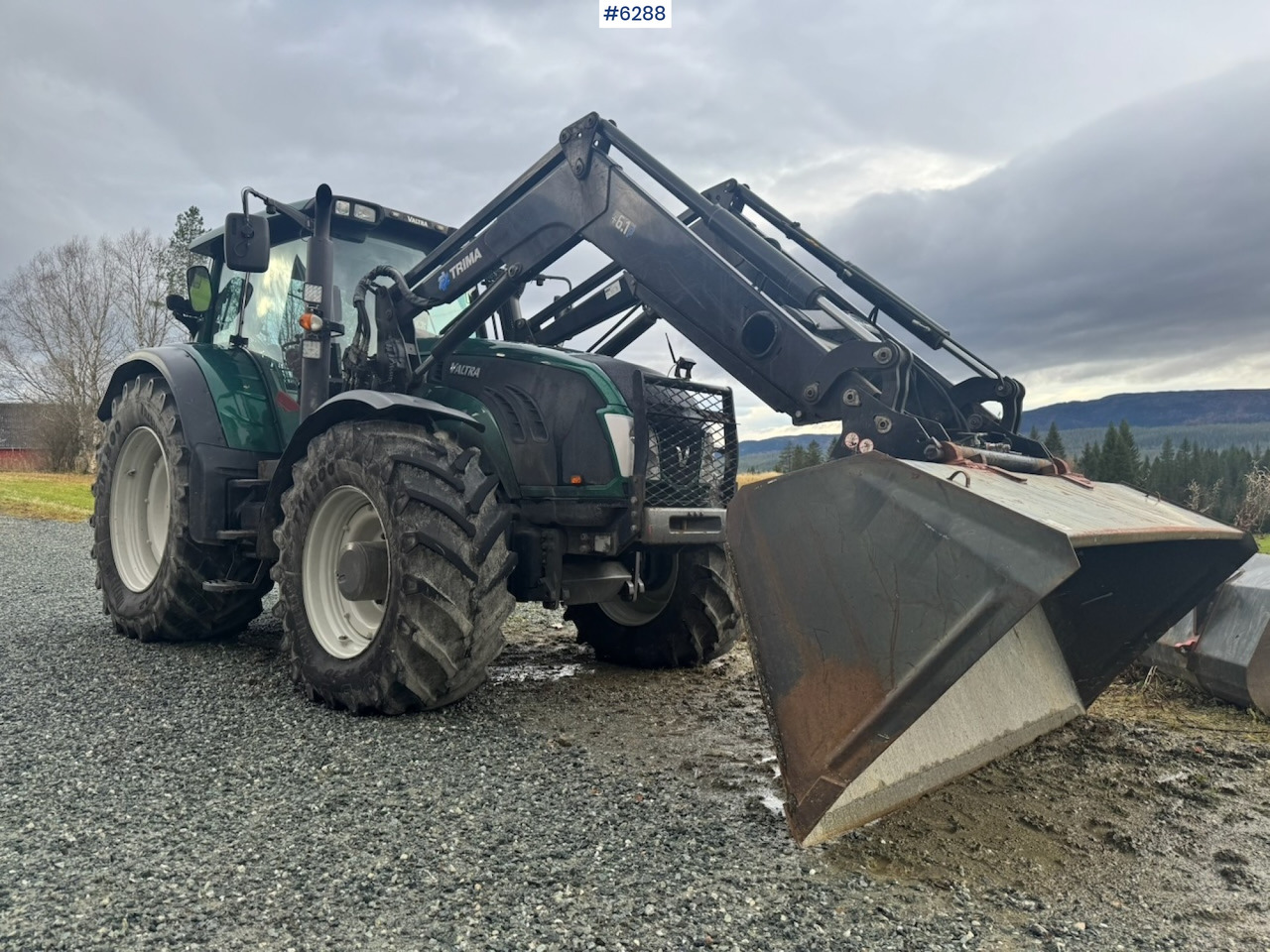 2013 Valtra T203 w/ Trima front loader, snow bucket, gravel bucket, pallet forks and timber clamp! - Traktör: fotoğraf 1 2013 Valtra T203 w/ Trima front loader, snow bucket, gravel bucket, pallet forks and timber clamp! - Traktör: fotoğraf 1