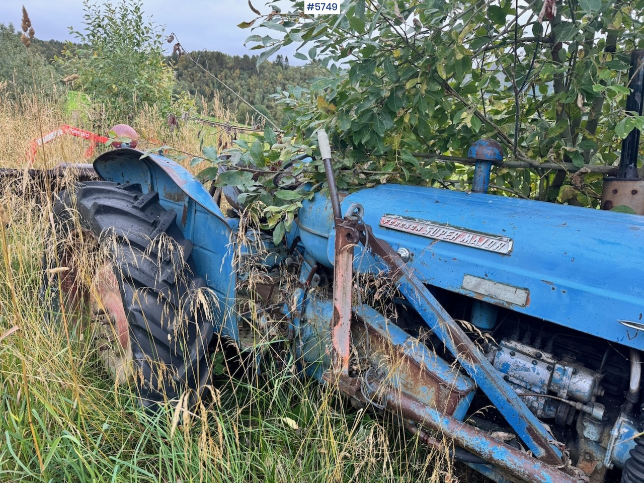Ca. 1961 Fordson Super Major 4×2 Tractor w/ Bucket - Traktör: fotoğraf 2 Ca. 1961 Fordson Super Major 4×2 Tractor w/ Bucket - Traktör: fotoğraf 2