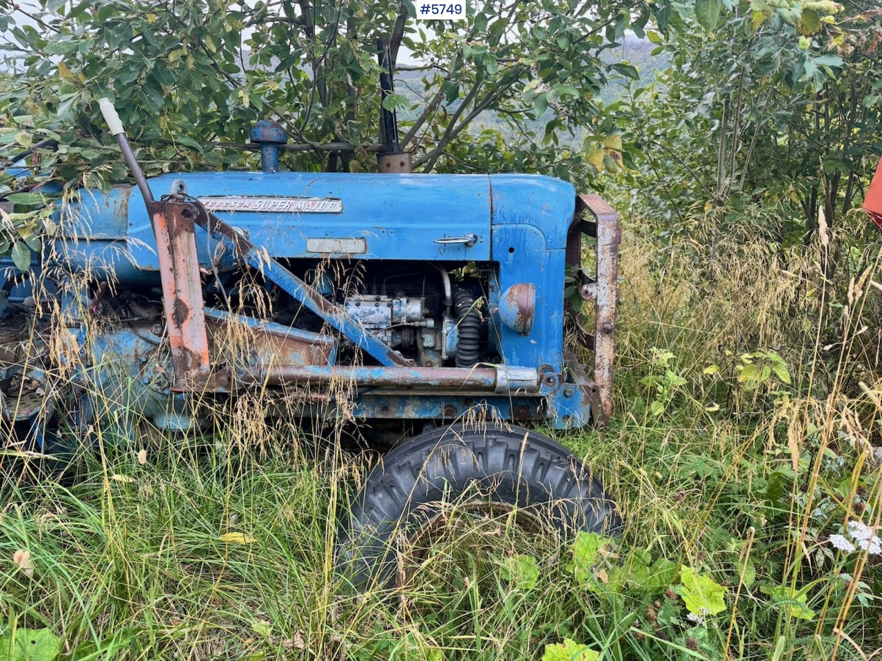 Ca. 1961 Fordson Super Major 4×2 Tractor w/ Bucket - Traktör: fotoğraf 3 Ca. 1961 Fordson Super Major 4×2 Tractor w/ Bucket - Traktör: fotoğraf 3