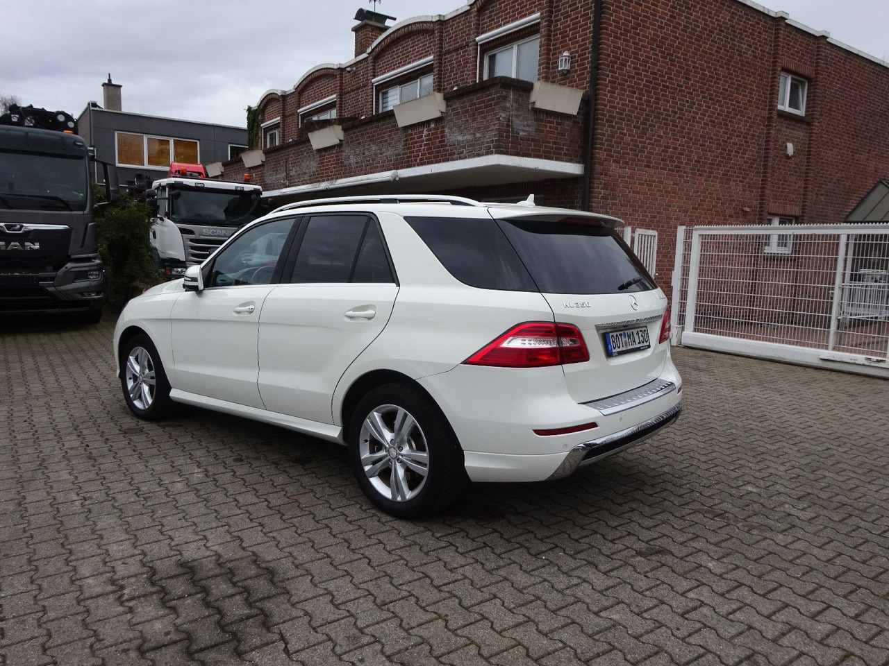 Mercedes-Benz ML 350 CDI BlueTec Mercedes-Benz ML 350 CDI BlueTec. AMG Paket - SUV: fotoğraf 4 Mercedes-Benz ML 350 CDI BlueTec Mercedes-Benz ML 350 CDI BlueTec. AMG Paket - SUV: fotoğraf 4