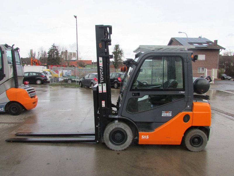 Toyota 02-8 FGF 25 Tonero 25 Gas Stapler - LPG forklift: fotoğraf 1 Toyota 02-8 FGF 25 Tonero 25 Gas Stapler - LPG forklift: fotoğraf 1