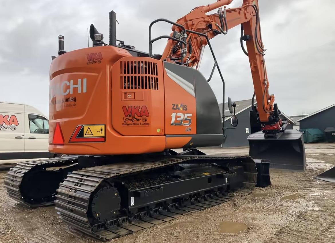 HITACHI ZX135 - Paletli ekskavatör: fotoğraf 1 HITACHI ZX135 - Paletli ekskavatör: fotoğraf 1