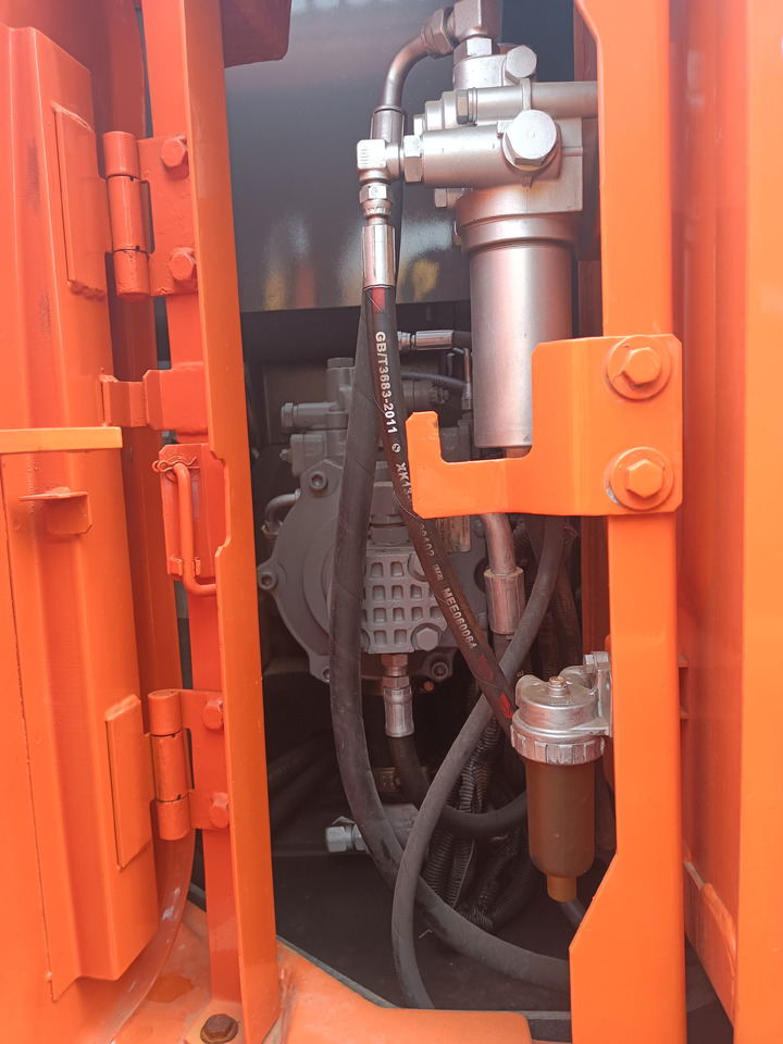 HITACHI ZX135 - Paletli ekskavatör: fotoğraf 4 HITACHI ZX135 - Paletli ekskavatör: fotoğraf 4