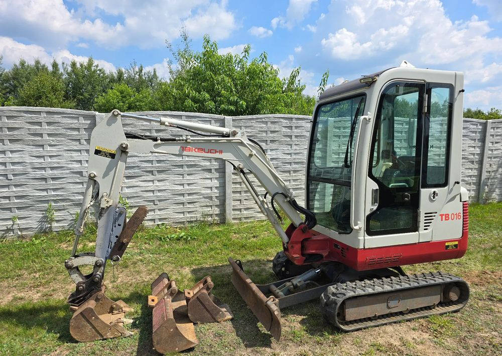 Takeuchi - Mini ekskavatör: fotoğraf 1 Takeuchi - Mini ekskavatör: fotoğraf 1