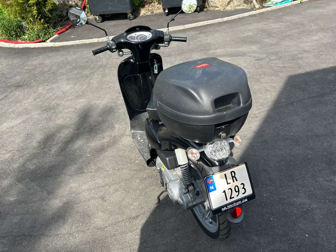 2011 Moped APRILIA APRILIA SCARABEO50 2T NERO APR - Motosiklet römorku: fotoğraf 4 2011 Moped APRILIA APRILIA SCARABEO50 2T NERO APR - Motosiklet römorku: fotoğraf 4