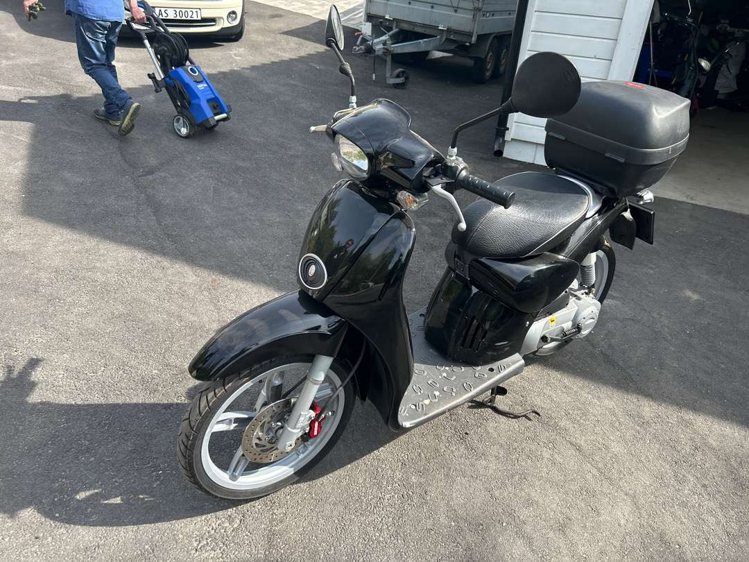 2011 Moped APRILIA APRILIA SCARABEO50 2T NERO APR - Motosiklet römorku: fotoğraf 1 2011 Moped APRILIA APRILIA SCARABEO50 2T NERO APR - Motosiklet römorku: fotoğraf 1