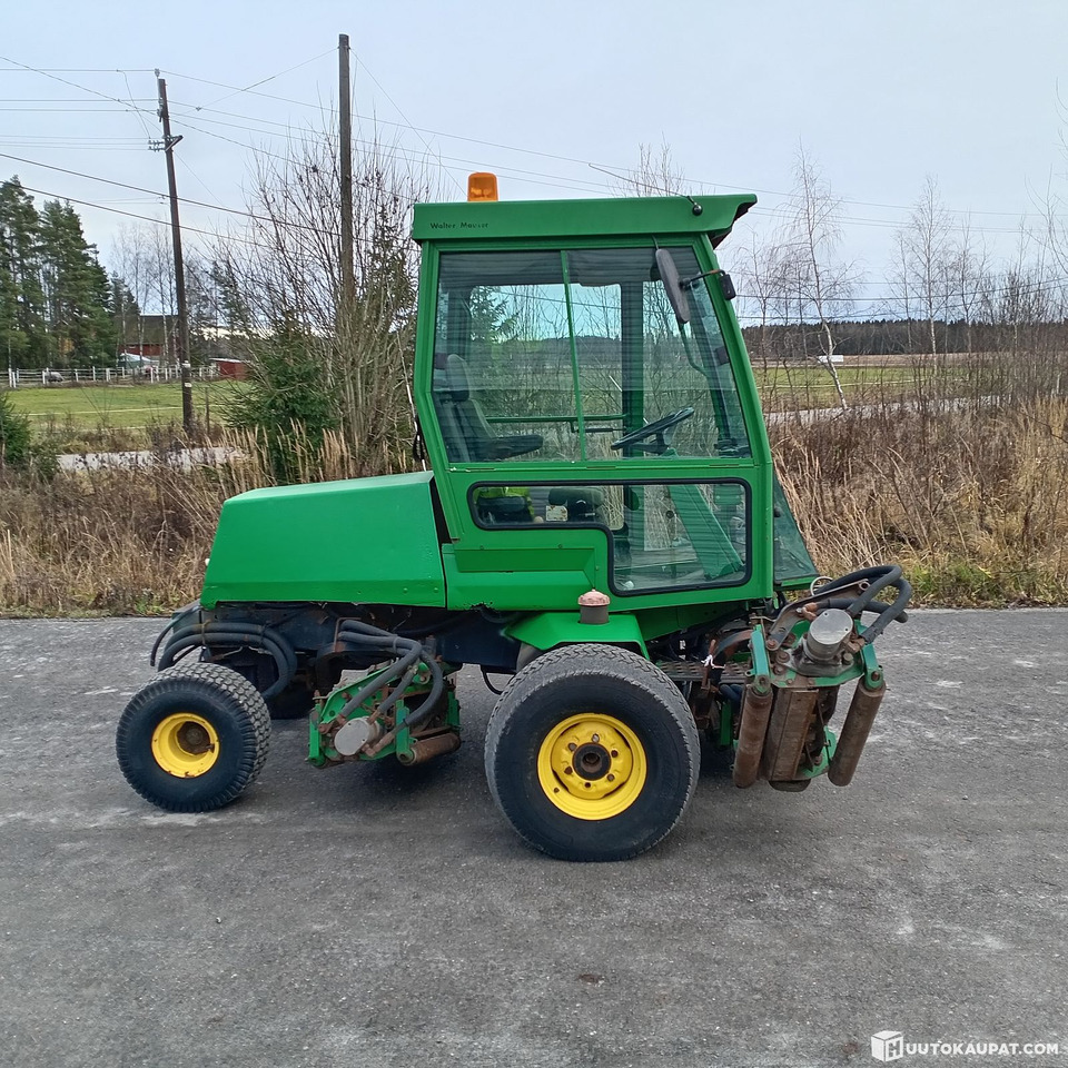 John Deere 3235 kelaleikkuri, 4 WD ja hytti, Hollola - Çim biçme makinesi: fotoğraf 3 John Deere 3235 kelaleikkuri, 4 WD ja hytti, Hollola - Çim biçme makinesi: fotoğraf 3