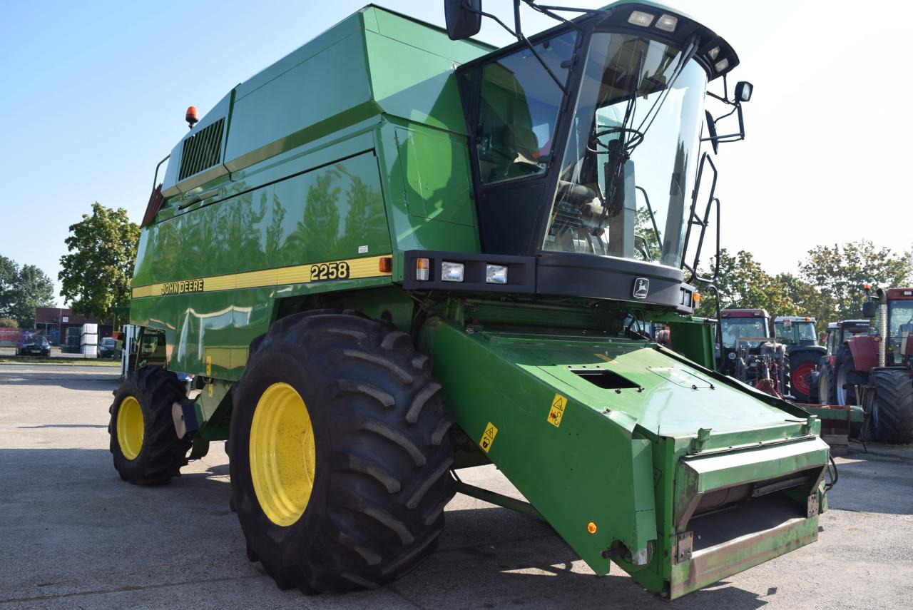 John Deere 2064 - Biçerdöver: fotoğraf 2 John Deere 2064 - Biçerdöver: fotoğraf 2