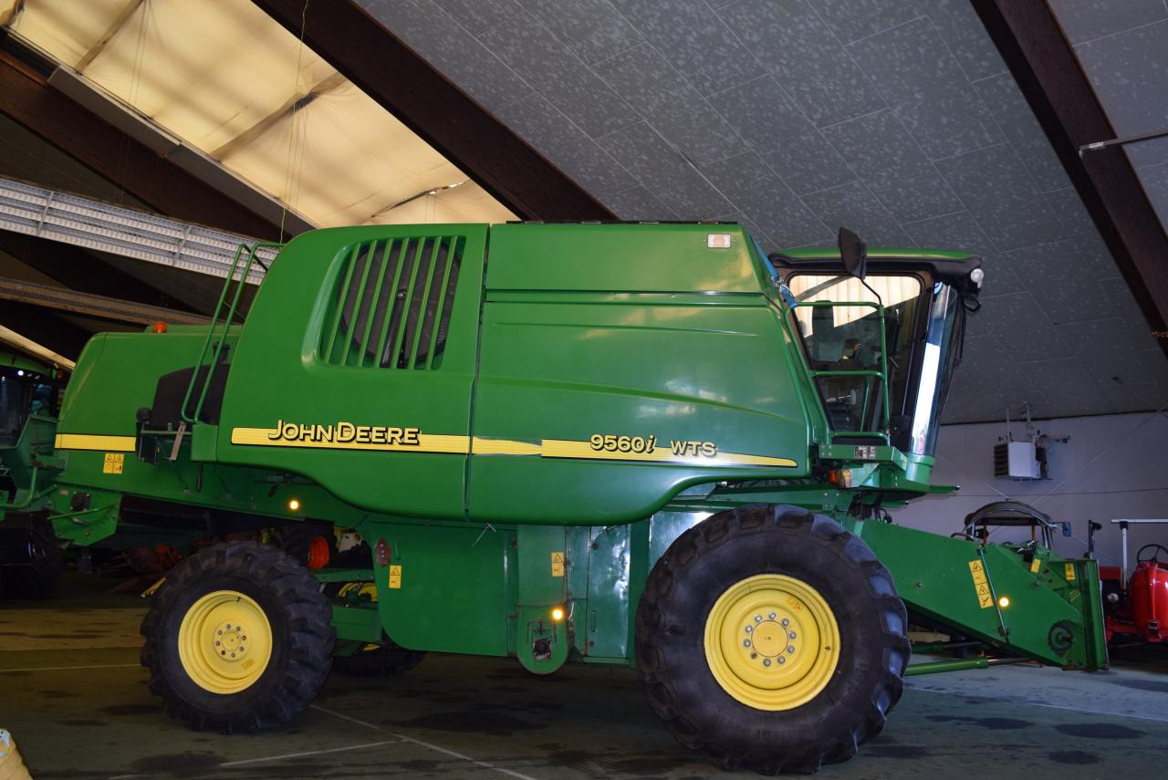 John Deere 9560 i WTS - Biçerdöver: fotoğraf 1 John Deere 9560 i WTS - Biçerdöver: fotoğraf 1
