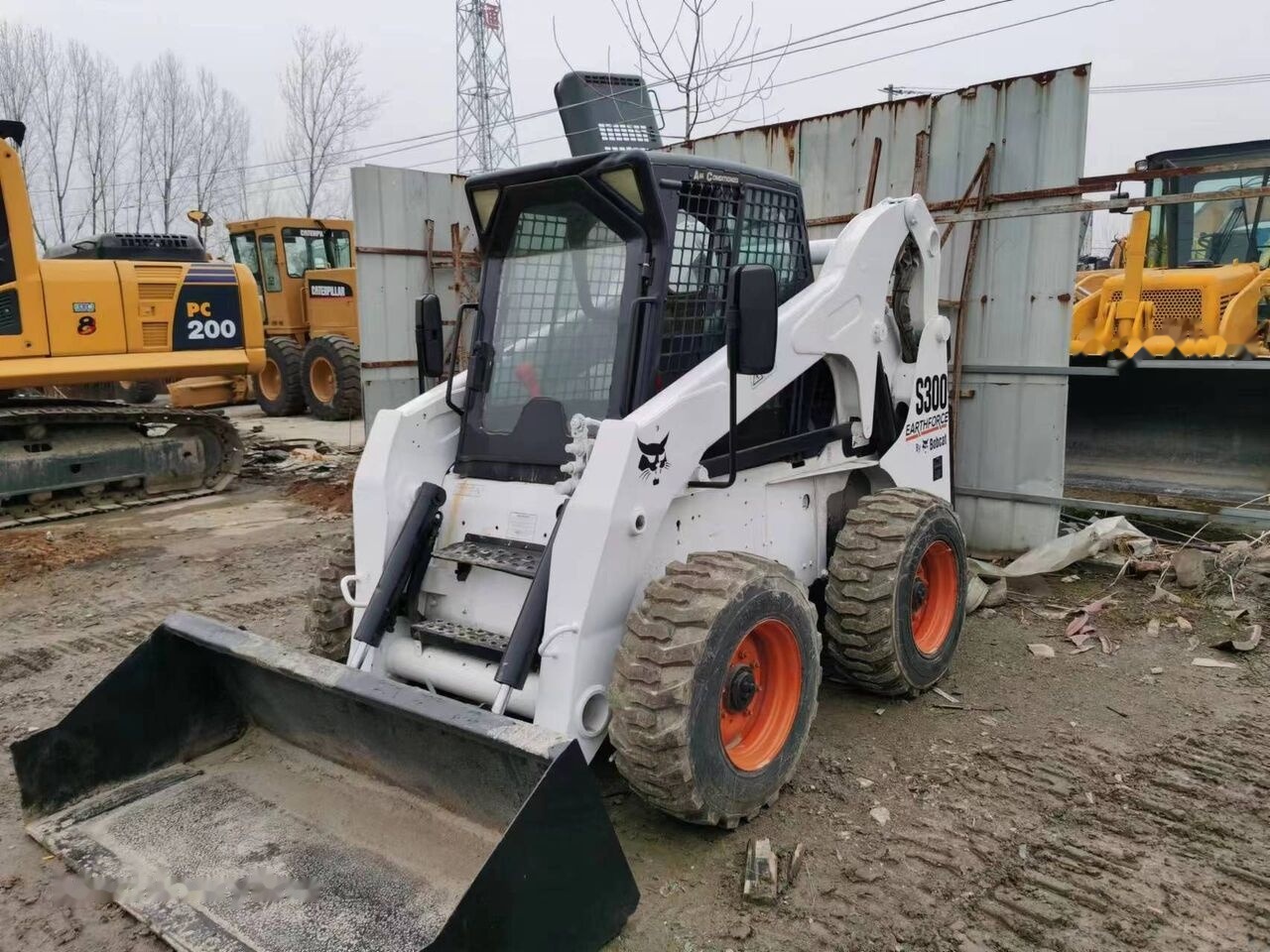 Bobcat S300 - Mini yükleyici: fotoğraf 1 Bobcat S300 - Mini yükleyici: fotoğraf 1