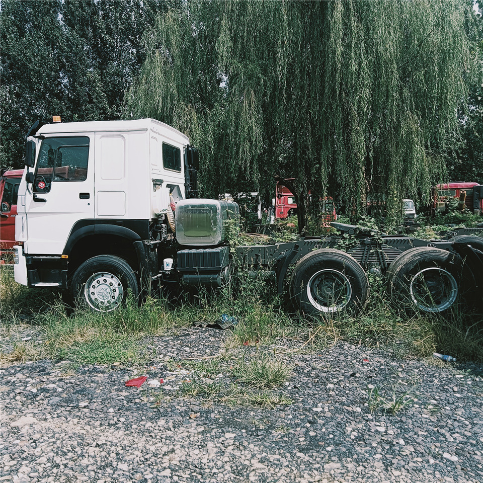 SINOTRUK HOWO trailer head - Çekici: fotoğraf 3 SINOTRUK HOWO trailer head - Çekici: fotoğraf 3