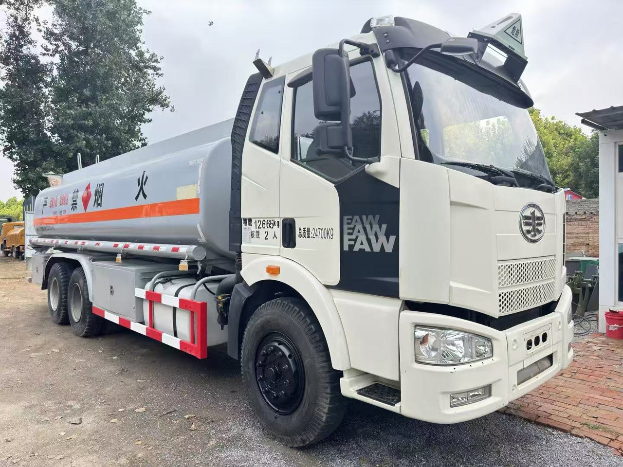 FAW tanker truck - Tanker kamyon: fotoğraf 4 FAW tanker truck - Tanker kamyon: fotoğraf 4