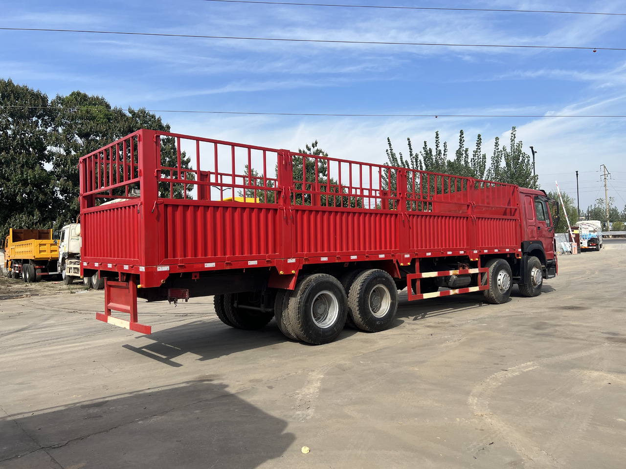 SINOTRUK HOWO 8*4 Fence Truck - Kamyon: fotoğraf 2 SINOTRUK HOWO 8*4 Fence Truck - Kamyon: fotoğraf 2