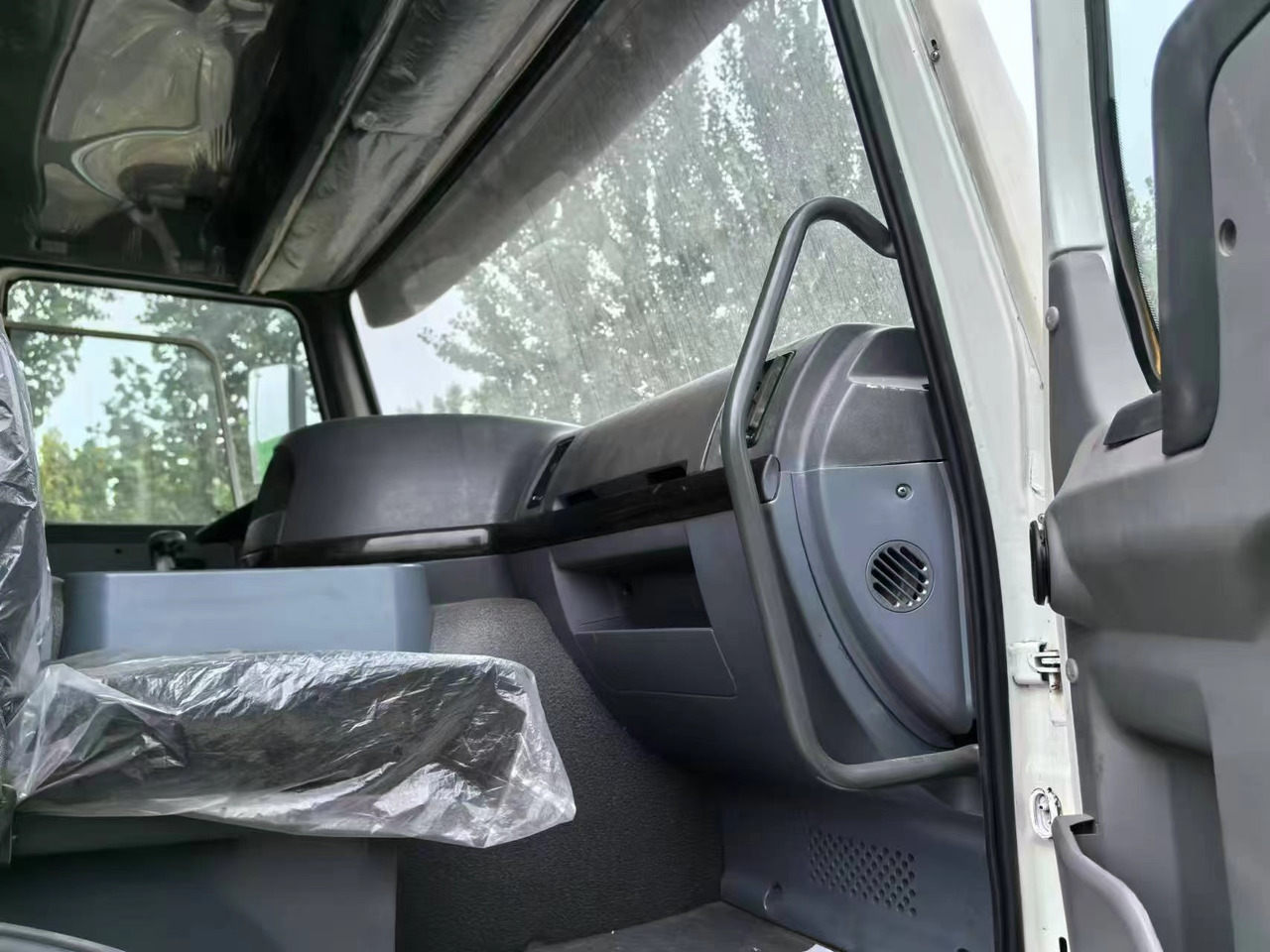 SINOTRUK HOWO 6x4 - Refrijeratör kamyon: fotoğraf 5 SINOTRUK HOWO 6x4 - Refrijeratör kamyon: fotoğraf 5