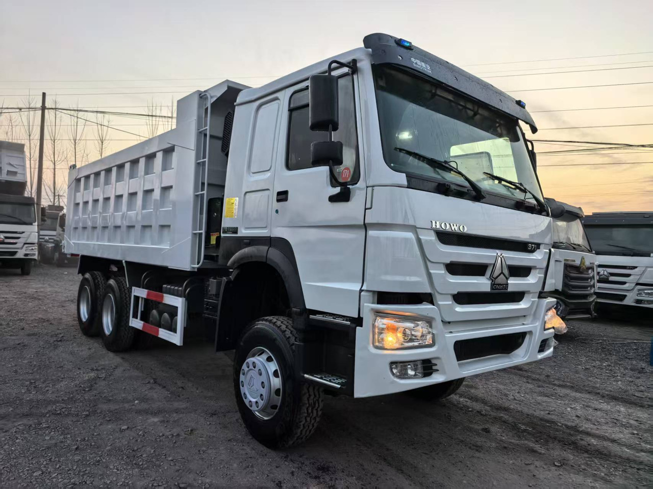 SINOTRUK HOWO 6x4 - Damperli kamyon: fotoğraf 1 SINOTRUK HOWO 6x4 - Damperli kamyon: fotoğraf 1