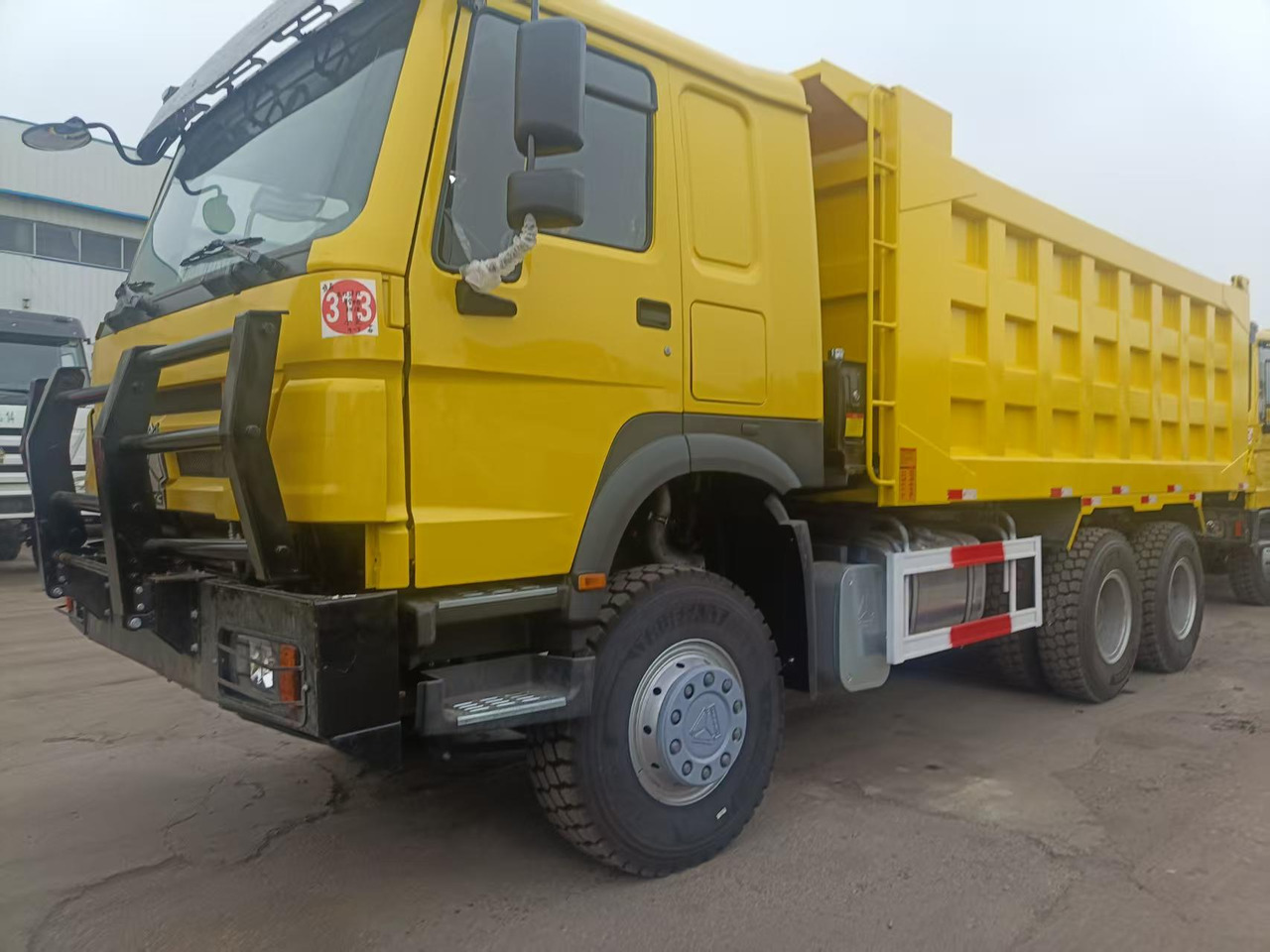 SINOTRUK HOWO - Damperli kamyon: fotoğraf 2 SINOTRUK HOWO - Damperli kamyon: fotoğraf 2
