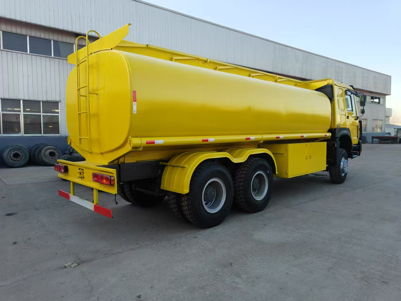 SINOTRUK HOWO - Tanker kamyon: fotoğraf 3 SINOTRUK HOWO - Tanker kamyon: fotoğraf 3