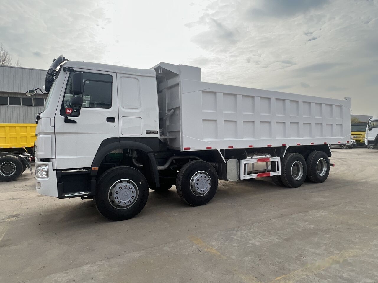 Sinotruk Howo 8*4 - Damperli kamyon: fotoğraf 3 Sinotruk Howo 8*4 - Damperli kamyon: fotoğraf 3