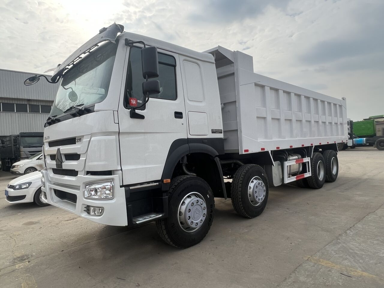 Sinotruk Howo 8*4 - Damperli kamyon: fotoğraf 5 Sinotruk Howo 8*4 - Damperli kamyon: fotoğraf 5