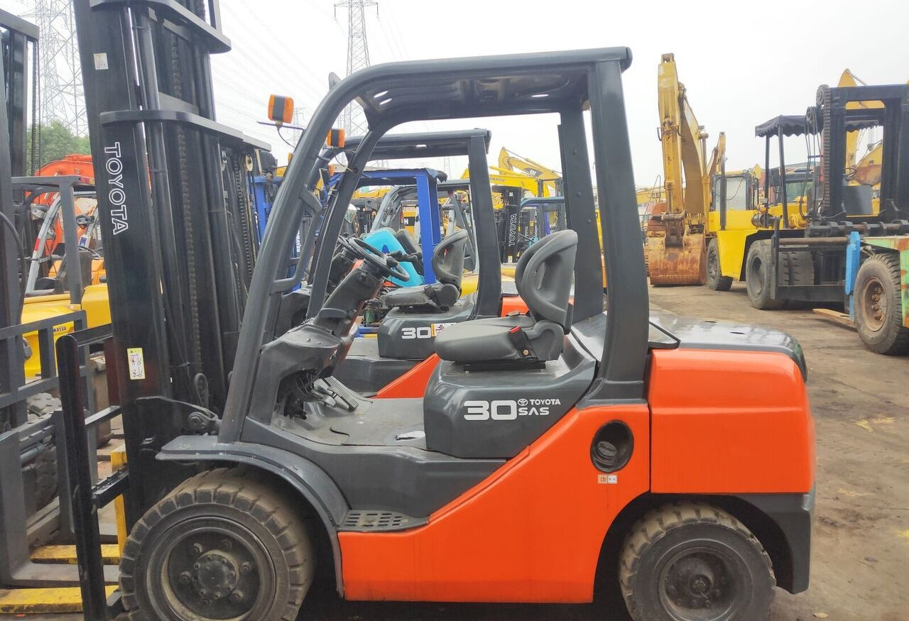 Toyota FD30 - Dizel forklift: fotoğraf 4 Toyota FD30 - Dizel forklift: fotoğraf 4