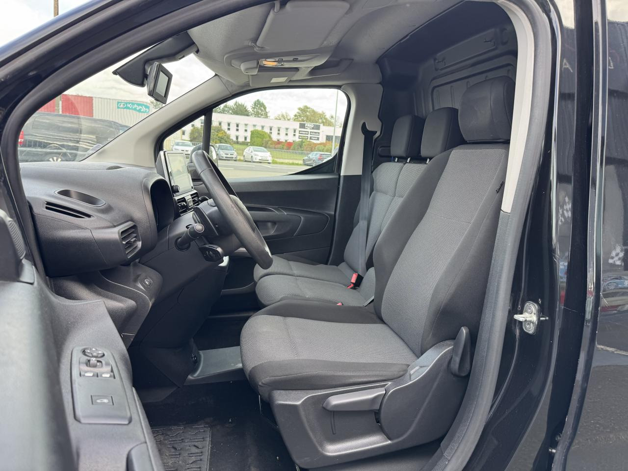 CITROEN Berlingo 1.5 BlueHDi S&S - 130 - BV EAT8  III FOURGON Fourgon M Driver 650 kg PHASE 1 - Panelvan: fotoğraf 4 CITROEN Berlingo 1.5 BlueHDi S&S - 130 - BV EAT8  III FOURGON Fourgon M Driver 650 kg PHASE 1 - Panelvan: fotoğraf 4