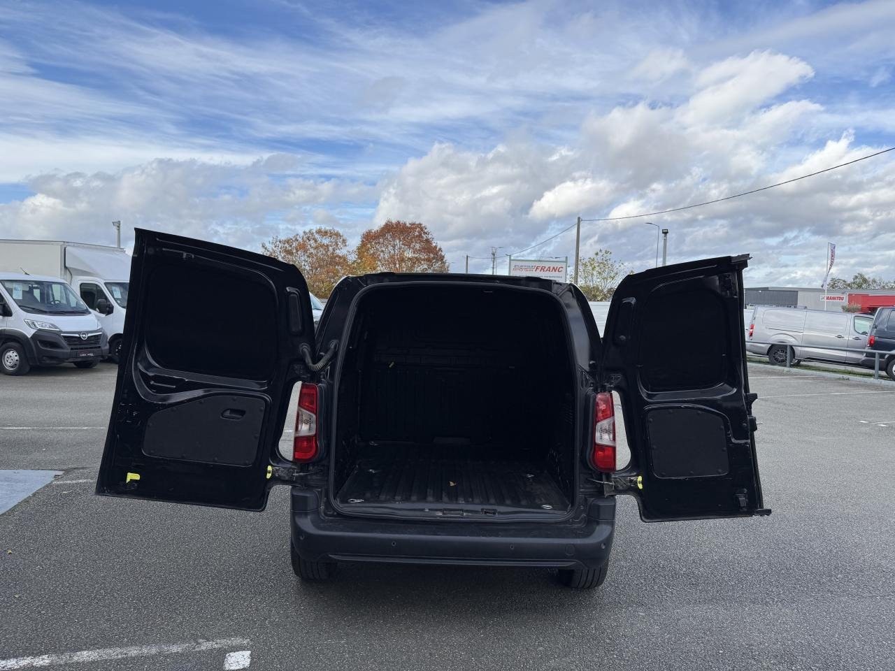 CITROEN Berlingo 1.5 BlueHDi S&S - 130 - BV EAT8  III FOURGON Fourgon M Driver 650 kg PHASE 1 - Panelvan: fotoğraf 2 CITROEN Berlingo 1.5 BlueHDi S&S - 130 - BV EAT8  III FOURGON Fourgon M Driver 650 kg PHASE 1 - Panelvan: fotoğraf 2