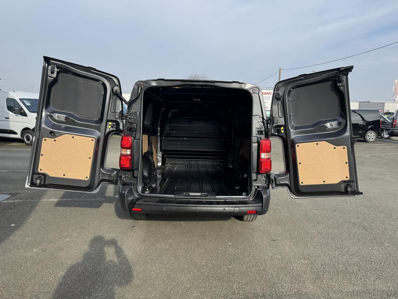 Citroen Jumpy 2 PLACES XL 2.0 BLUEHDI 180CH S&S PACK PREMIUM CONNECT EAT8 - Panelvan: fotoğraf 2 Citroen Jumpy 2 PLACES XL 2.0 BLUEHDI 180CH S&S PACK PREMIUM CONNECT EAT8 - Panelvan: fotoğraf 2