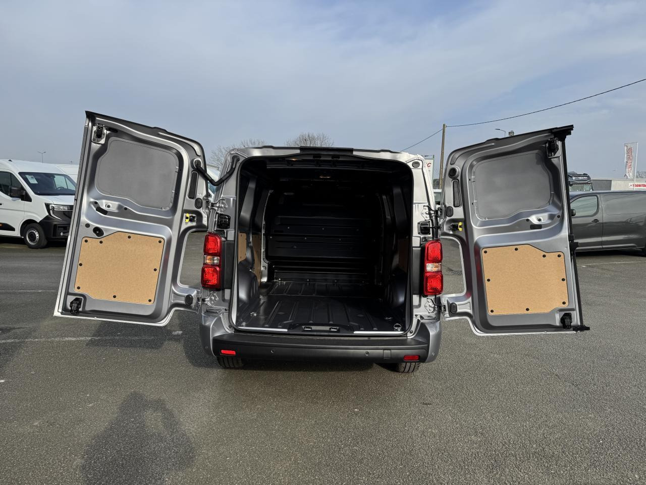 Citroen Jumpy 2 PLACES XL 2.0 BLUEHDI 180CH S&S PACK PREMIUM CONNECT EAT8 - Panelvan: fotoğraf 2 Citroen Jumpy 2 PLACES XL 2.0 BLUEHDI 180CH S&S PACK PREMIUM CONNECT EAT8 - Panelvan: fotoğraf 2