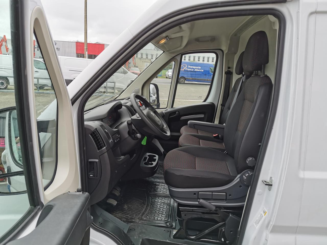 PEUGEOT Boxer 3.5t L2H2 2.2 HDi S&S Maxi - 140 III FOURGON TOLE Fourgon Tolé 435 L2H2 PHASE 3 - Panelvan: fotoğraf 4 PEUGEOT Boxer 3.5t L2H2 2.2 HDi S&S Maxi - 140 III FOURGON TOLE Fourgon Tolé 435 L2H2 PHASE 3 - Panelvan: fotoğraf 4