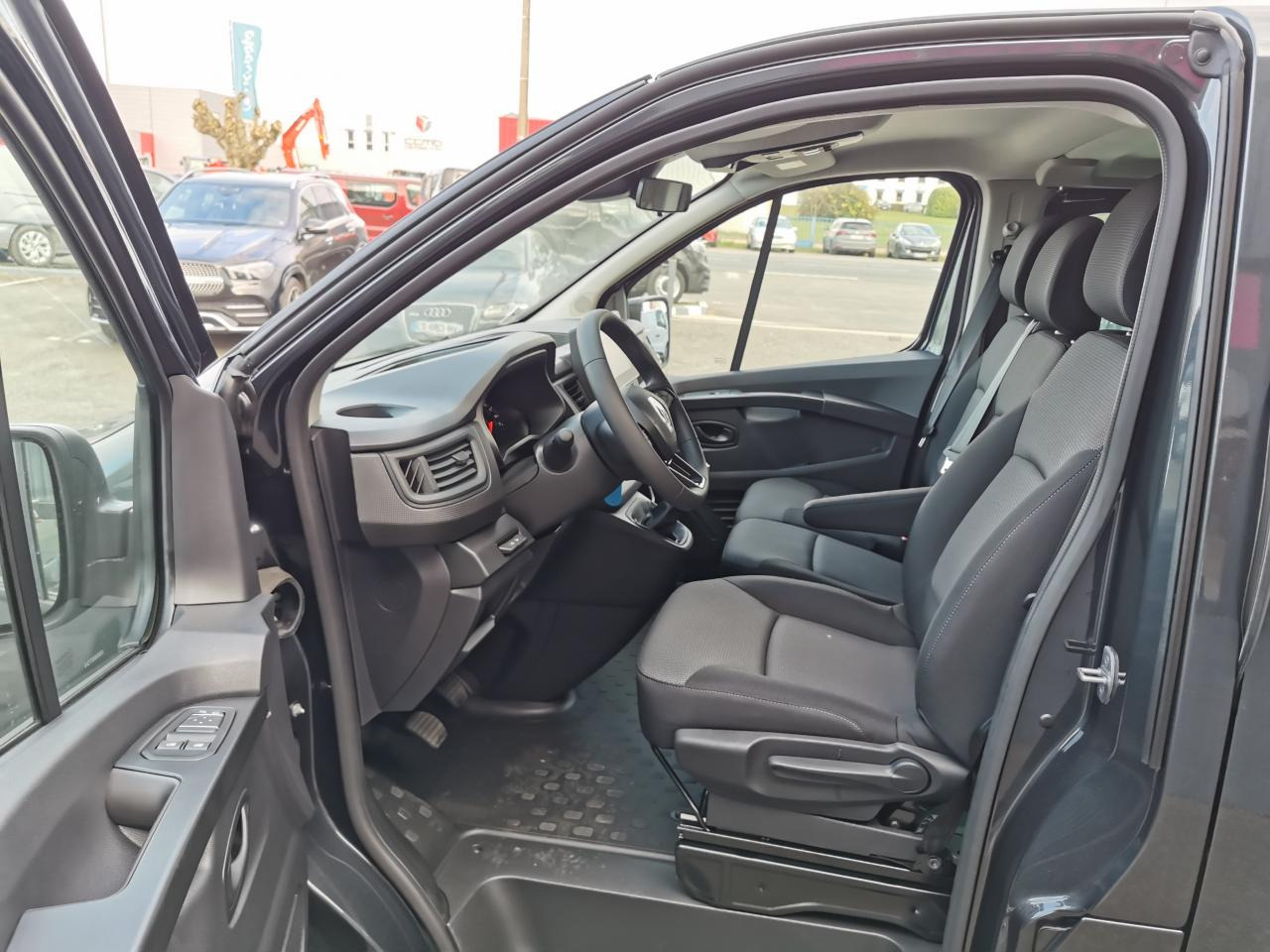 RENAULT Trafic L2 2.0 Energy dCi - 150 - S&S - BVA - 25 III COMBI Combi Grand Evolution L2H1 PHASE 3 - Minivan: fotoğraf 4 RENAULT Trafic L2 2.0 Energy dCi - 150 - S&S - BVA - 25 III COMBI Combi Grand Evolution L2H1 PHASE 3 - Minivan: fotoğraf 4