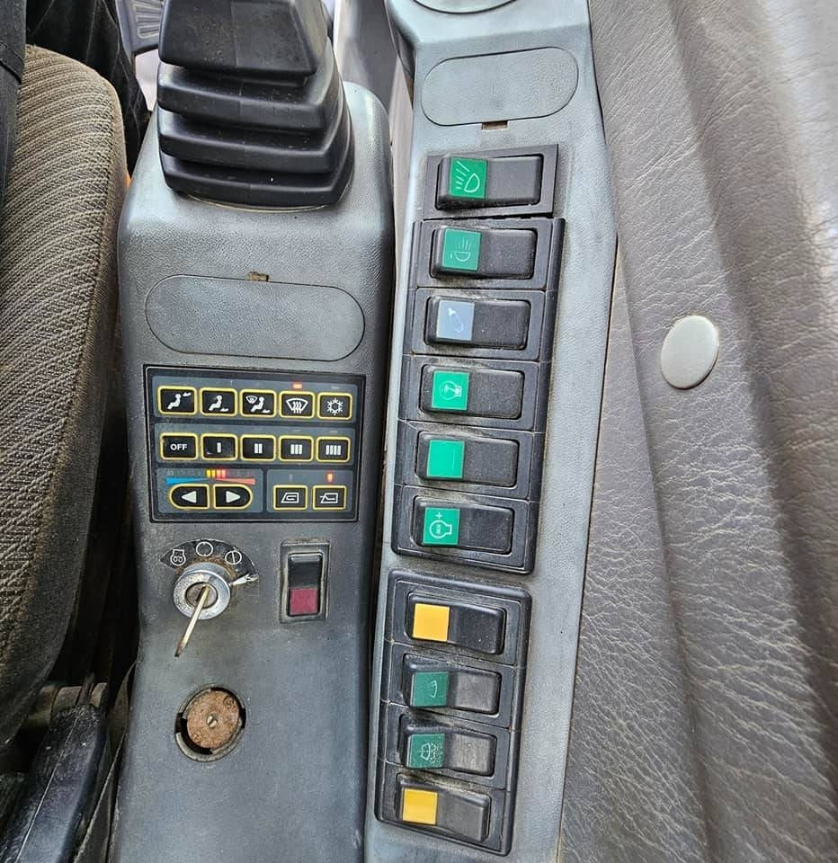 Paletli ekskavatör Volvo EC 240 LC: fotoğraf 32 Paletli ekskavatör Volvo EC 240 LC: fotoğraf 32