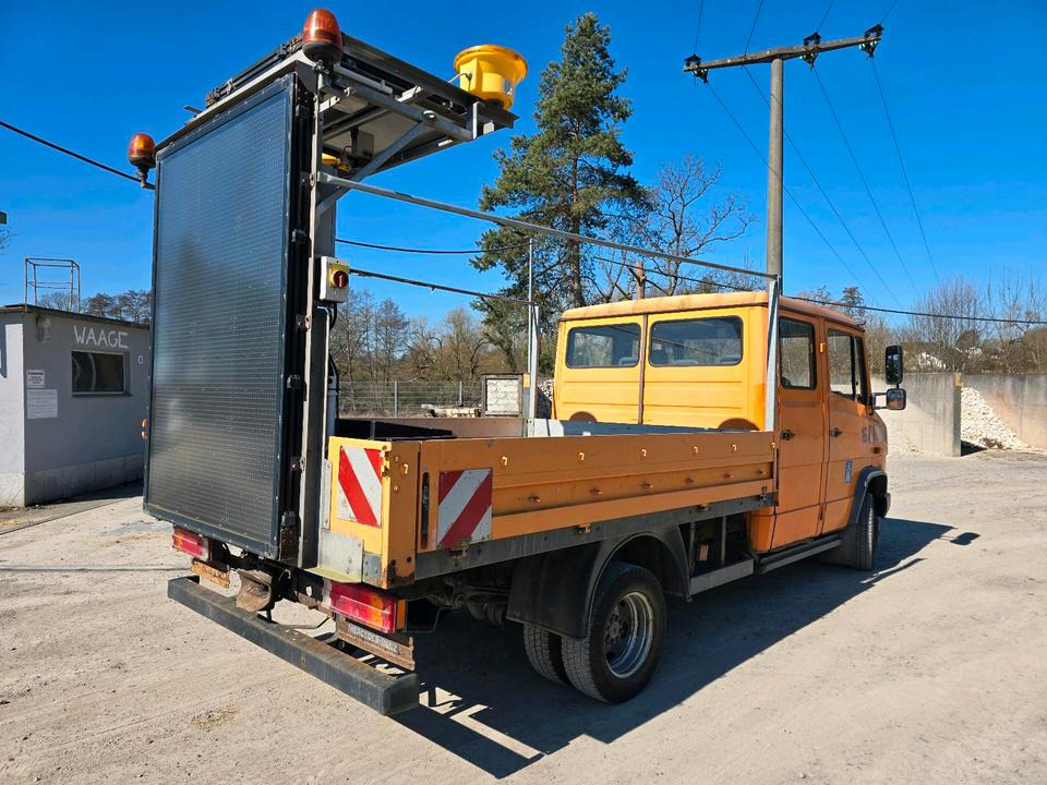Mercedes-Benz Vario 614D Pritsche Doka 2002 Nissen VLT Verkehrsleittafel Absperrtafel LKW Vorwarntafel - Sal/ Açık kasa kamyon: fotoğraf 3 Mercedes-Benz Vario 614D Pritsche Doka 2002 Nissen VLT Verkehrsleittafel Absperrtafel LKW Vorwarntafel - Sal/ Açık kasa kamyon: fotoğraf 3