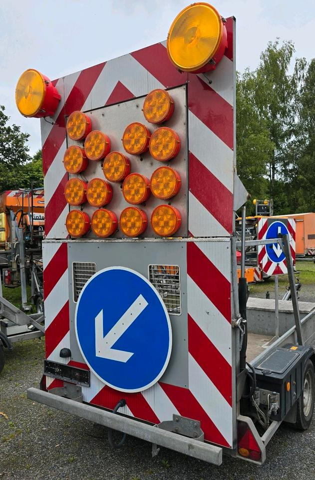 Horizont LED Absperrtafel VZ616 FAT Verkehrsleittafel Verkehrssicherungsanhänger Sperrwand Nissen Trebbiner - Römork: fotoğraf 5 Horizont LED Absperrtafel VZ616 FAT Verkehrsleittafel Verkehrssicherungsanhänger Sperrwand Nissen Trebbiner - Römork: fotoğraf 5