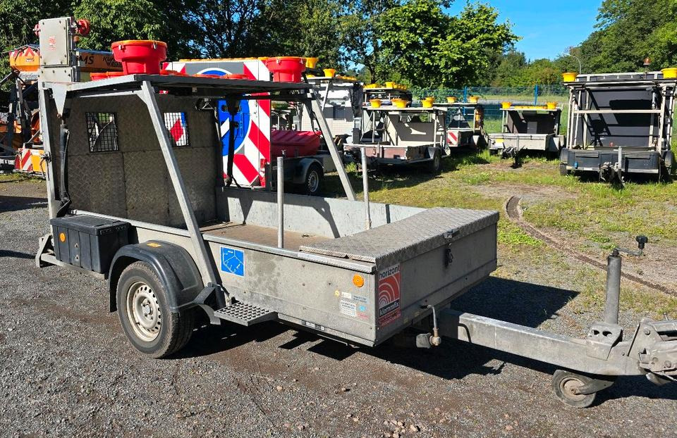 Horizont LED Absperrtafel VZ616 FAT Verkehrsleittafel Verkehrssicherungsanhänger Sperrwand Nissen Trebbiner - Römork: fotoğraf 4 Horizont LED Absperrtafel VZ616 FAT Verkehrsleittafel Verkehrssicherungsanhänger Sperrwand Nissen Trebbiner - Römork: fotoğraf 4