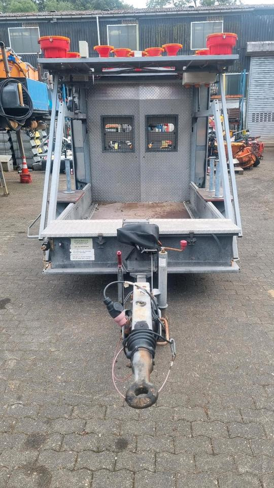 Mersch Absperrtafel Vz616 mit Horizont Leuchtkreuzanlage Sperrwand Sperranhänger Leittafel Leitanhänger Verkehrsleittafel Verkehrsleitanhänger Verkehrssicherungsanhänger Nissen Trebbiner - Römork: fotoğraf 3 Mersch Absperrtafel Vz616 mit Horizont Leuchtkreuzanlage Sperrwand Sperranhänger Leittafel Leitanhänger Verkehrsleittafel Verkehrsleitanhänger Verkehrssicherungsanhänger Nissen Trebbiner - Römork: fotoğraf 3