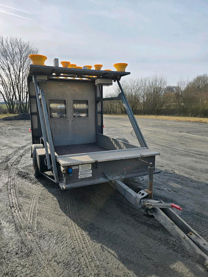 Nissen Absperrtafel VZ 616 FAT Verkehrsleittafel Horizont Verkehrssicherungsanhänger Verkehrsleitanhänger Verkehrsleittafel Verkehrssicherung - Römork: fotoğraf 2 Nissen Absperrtafel VZ 616 FAT Verkehrsleittafel Horizont Verkehrssicherungsanhänger Verkehrsleitanhänger Verkehrsleittafel Verkehrssicherung - Römork: fotoğraf 2
