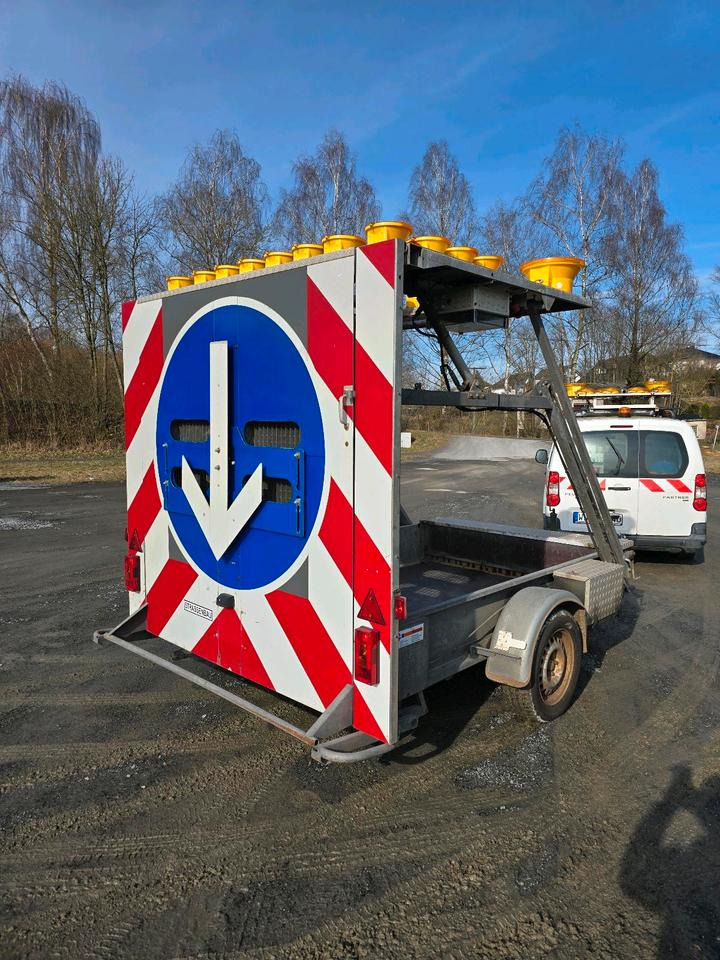 Nissen Absperrtafel VZ 616 FAT Verkehrsleittafel Horizont Verkehrssicherungsanhänger Verkehrsleitanhänger Verkehrsleittafel Verkehrssicherung - Römork: fotoğraf 3 Nissen Absperrtafel VZ 616 FAT Verkehrsleittafel Horizont Verkehrssicherungsanhänger Verkehrsleitanhänger Verkehrsleittafel Verkehrssicherung - Römork: fotoğraf 3