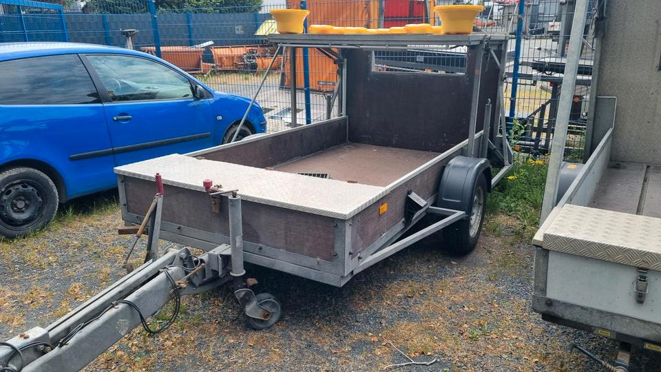 Nissen Absperrtafel VZ616 LED Absperrtafel Sperrwand Verkehrsleittafel Verkehrsleitanhänger Verkehrssicherungsanhänger Leitanhänger Leittafel Verkehrssicherung Nissen Horizont - Römork: fotoğraf 1 Nissen Absperrtafel VZ616 LED Absperrtafel Sperrwand Verkehrsleittafel Verkehrsleitanhänger Verkehrssicherungsanhänger Leitanhänger Leittafel Verkehrssicherung Nissen Horizont - Römork: fotoğraf 1